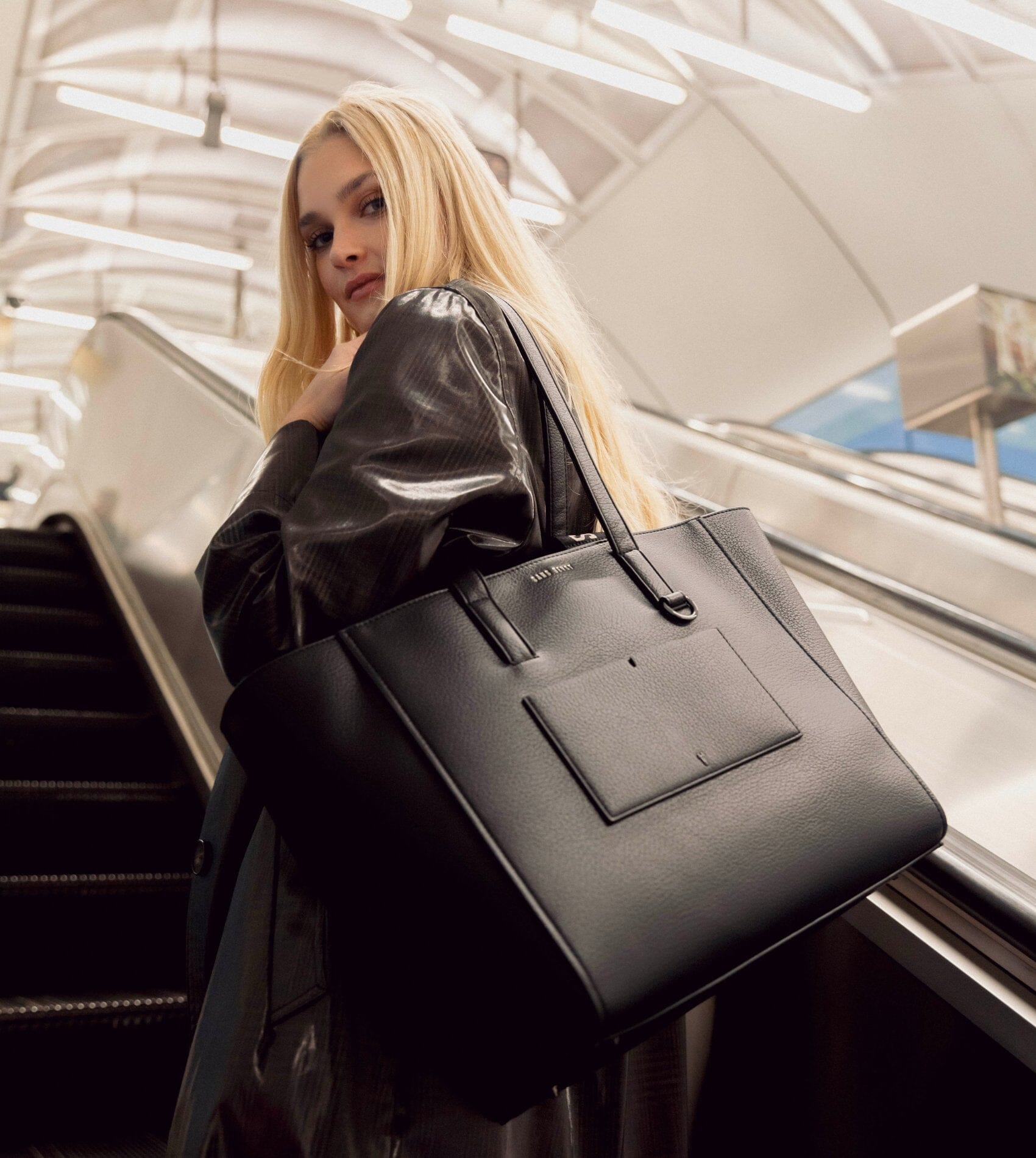 Elsa carries the Archive Tote in Noir